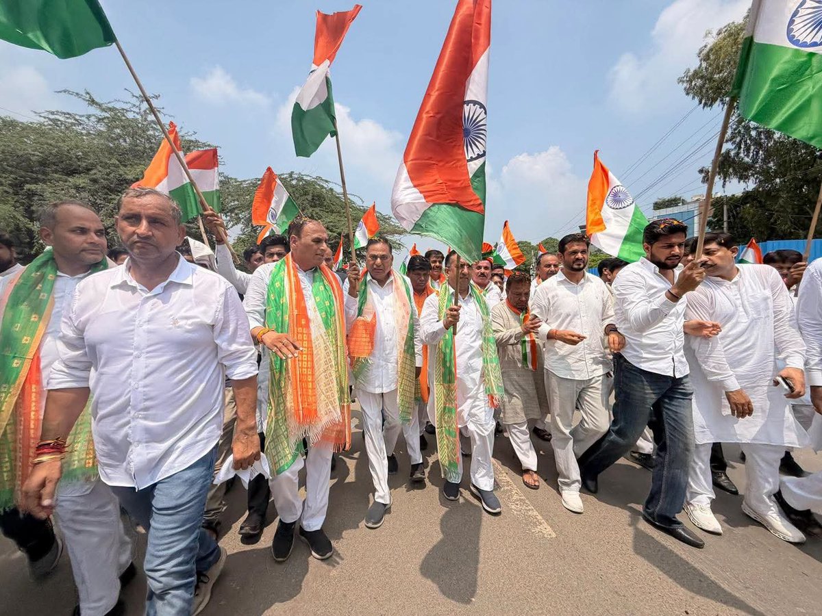 Vijender_singh1's tweet photo. तिरंगा हमारी शान, राष्ट्र हमारा अभिमान🇮🇳

महरौली जिला अध्यक्ष श्री @RsinghSolanki74 जी के नेतृत्व मे आयोजित ‘हर घर तिर���गा’ यात्रा में प्रदेश संगठन महामंत्री श्री @PavanRanaRSS जी दक्षिणी दिल्ली सांसद श्री @RamvirBidhuri जी व साथियों के साथ पद यात्रा पूर्ण की।

#HarGharTiranga https://t.co/R9yNufNQOB