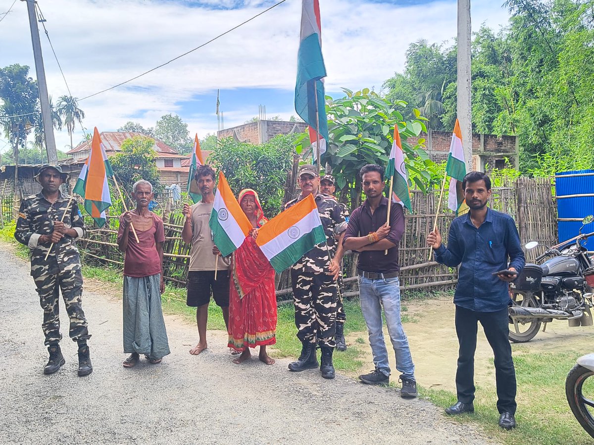 52bnssb's tweet photo. 52वीं वाहिनी सशस्त्र सीमा बल, अररिया की बाह्य सीमा चौकी मज़रख, मेघा, पीरगंज के बलकार्मिकों द्वारा ग्रामीणों के साथ मिलकर "हर घर तिरंगा" अभियान चलाया गया | @SSB_INDIA @ssbpatna @SSBSHQPURNEA https://t.co/1cN4iBy1SR