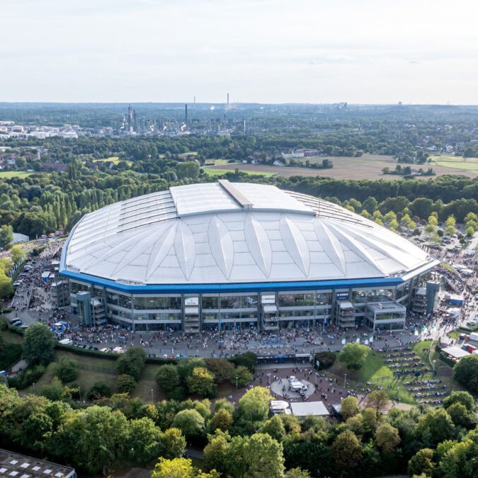 s04's tweet photo. ℹ️ Die Gebühren auf den öffentlichen Parkflächen rund um die @VELTINSarena betragen künftig 10 Euro pro Fahrzeug statt wie gewohnt 5 Euro. 

Wer früher als zwei Stunden vor Anpfiff vor Ort ist, bezahlt aber weiterhin nichts. 

Zur Meldung ➡️ https://t.co/Bal96BRqGb https://t.co/0zaHo6wSTD