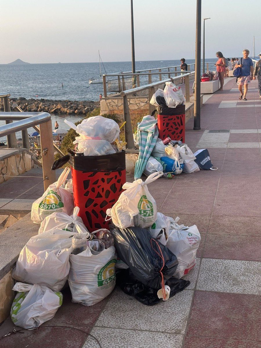 JJLoEsco's tweet photo. Esto es Cabo de Palos. Y esto es una VERGÜENZA.

Basura amontonada y papeleras desbordadas en una joya de nuestro litoral.

Esto es resultado de la nefasta gestión y la dejadez  de Noelia Arroyo.

Ni los vecinos merecen esto, ni Cartagena puede recibir así a quienes nos visitan. https://t.co/AKLIaSwd3l