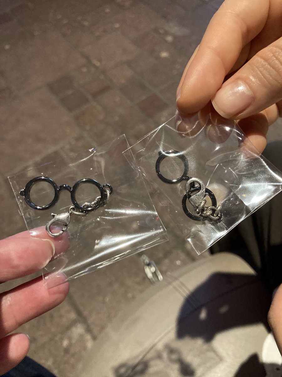aika_80's tweet photo. 【ちょっと前のお話】
東京滞在の後半に、舞台「ハリーポッターと呪いの子」観てきました！
すごい、街並みからハリーポッター仕様なのね…マイムやマジック、プロジェクションマッピングなど、たくさんの��術を駆使して魔法の世界がつくられていました✨

くまちゃんと1年越しくらいの約束果たせてよかった☺️
チャーム（何が当たるか分からないやつ）買ったらお揃い出てきてハッピーでした🫶