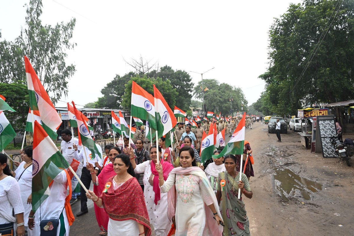 infokhedagog's tweet photo. કઠલાલ શહેરમાં યોજાયેલી ભવ્ય 'તિરંગા યાત્રા' માં રાષ્ટ્રભાવના, જનભાગીદારી અને એકતાનું ત્રિવેણી સંગમ જોવા મળ્યું 

‘હર ઘર તિરંગા અભિયાન-૨૦૨૬’ અંતર્ગત ૧,૫૦૦થી વધુ નાગરિકો ઉત્સાહભેર સહભાગી બન્યા

#Kathlal #Kheda #HarGharTiranga #TirangaYatra https://t.co/8N0smsj4Qr