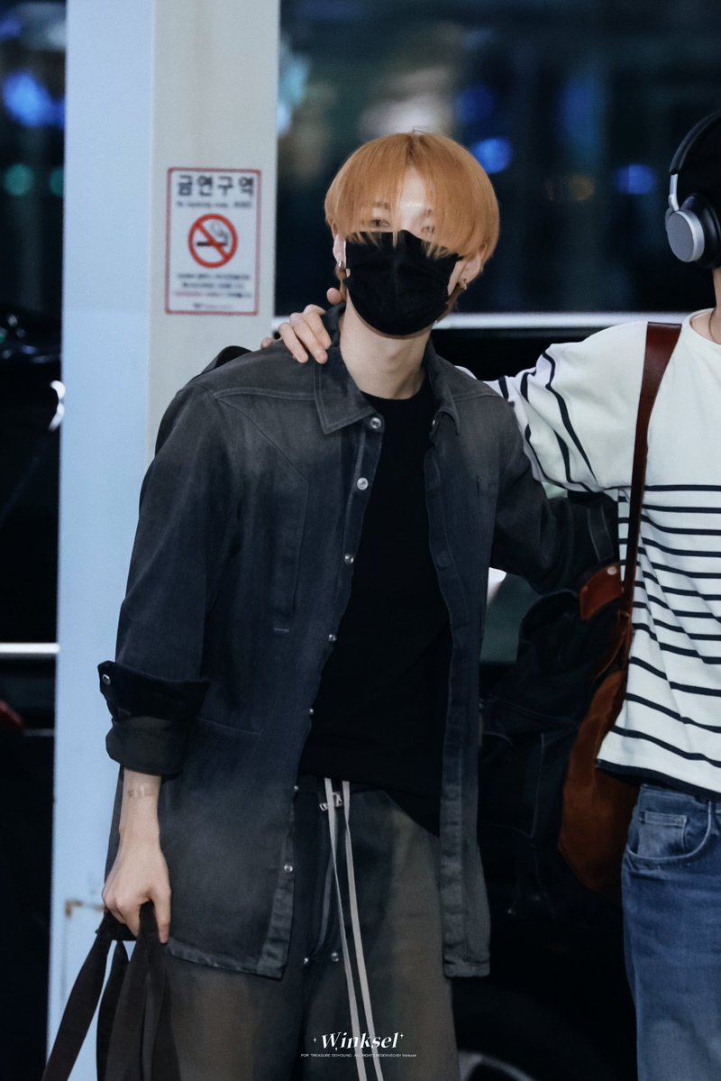 What happened to his right wrist?