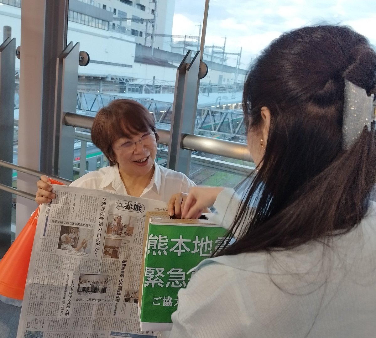 pippipopopo's tweet photo. 若い女性が「信頼できる所に募金したかった」と言ってくれましたよー😆本当にありがとう💖💖💖募金箱を持つ福田くみこ市議もめっちゃスマイル😊
#熊本地震
#日本共産党
#宇都宮 https://t.co/Lp8OSv2KbN