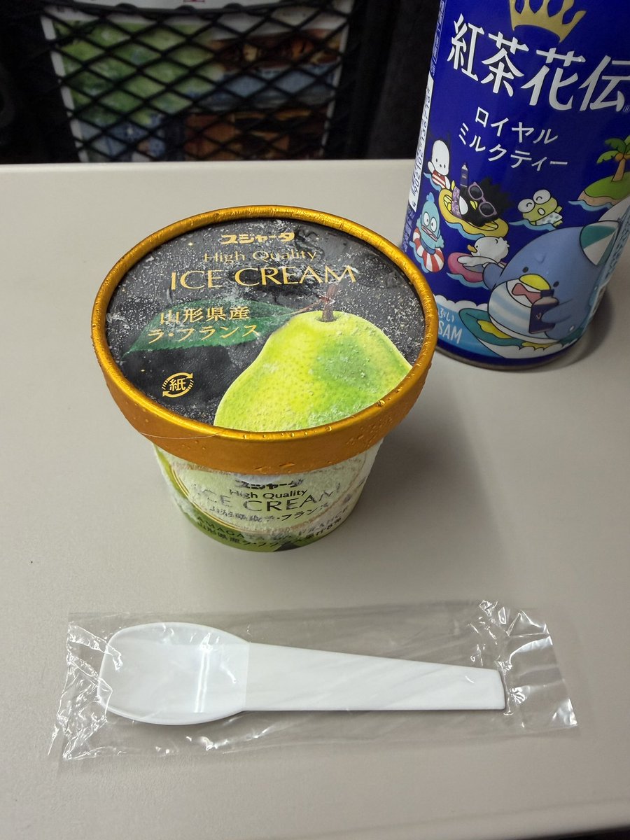 Hayabon6352's tweet photo. #ｼﾝｶﾝｾﾝｽｺﾞｸｶﾀｲｱｲｽ
北陸新幹線にはまだワゴン販売があった() https://t.co/Hhr3OoYj4J