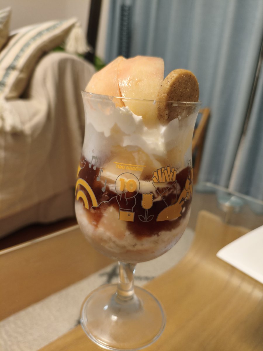 misorice's tweet photo. 自宅でパフェを作る。
上から
生桃
バニラクッキー
生クリーム
アイスクリーム
アールグレイゼリー
生クリーム
桃のコンポートソース https://t.co/Hw5LmFYZAz