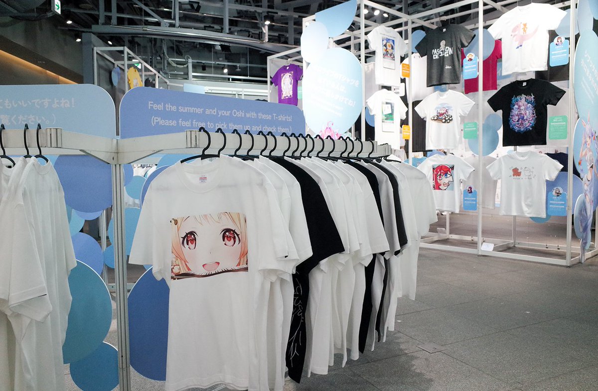 holocommu's tweet photo. 【Splash T-Party!】いよいよ明日開催です！！！

めっちゃこだわりある展示コーナーになっています！
現物を見にるにはめっちゃいい空間になっています！

是非ともご来場ください✨

#夏はホロT
https://t.co/MfDt4y40LL https://t.co/b7R94DJdW7