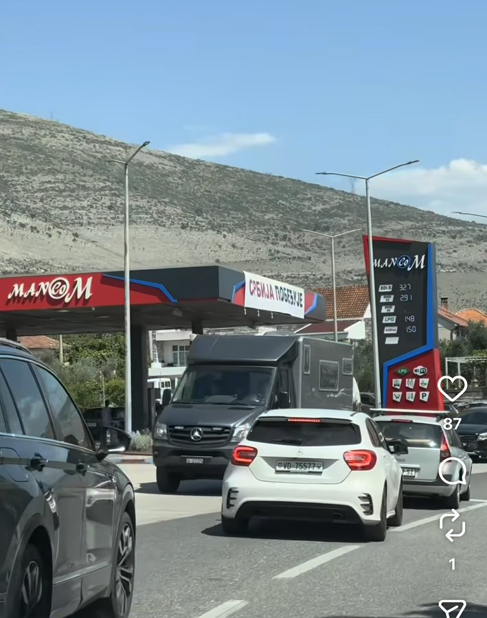 KrahSNSa's tweet photo. Na ulazu u Trebinje iz pravca Bileće imate ĆACI PUMPU (tata Momčilo i sin Vladimir Mandić). Zaobiđite je, loše gorivo, a inače mnogo smrde nečoveštvom.

🚨🚨🚨Vladimir Mandic je onaj gangster iz Sumske sto je tukao studente i gradjane Srbje po Beogradu i celoj Srbiji.

🚨🚨🚨Zato bojkot 👇👇👇

Naziv: MAN-CO benzinska pumpa
Adresa: Vinogradska bb (Bilećki put), Trebinje
BiH telefon: +387 59 280-475
Povezane lokacije: Pod istim ili sličnim nazivom (MancoM / Man Co) mogu se pronaći i ogranci/stanice u delu Bijeljina / Dvorovi.