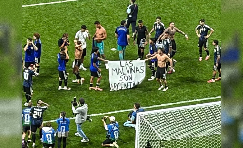 Red__Accion's tweet photo. Las fuerzas de la calle: del efecto “bandera Malvinas” a “la patria no se vende”

La derrota de Milei en el Senado mostró que la sociedad puede volver a organizarse en defensa del territorio y una idea de soberanía. https://t.co/qiTwSquDR5 Por @SvampaM y @EnriqueViale https://t.co/wwhXKAvvXN