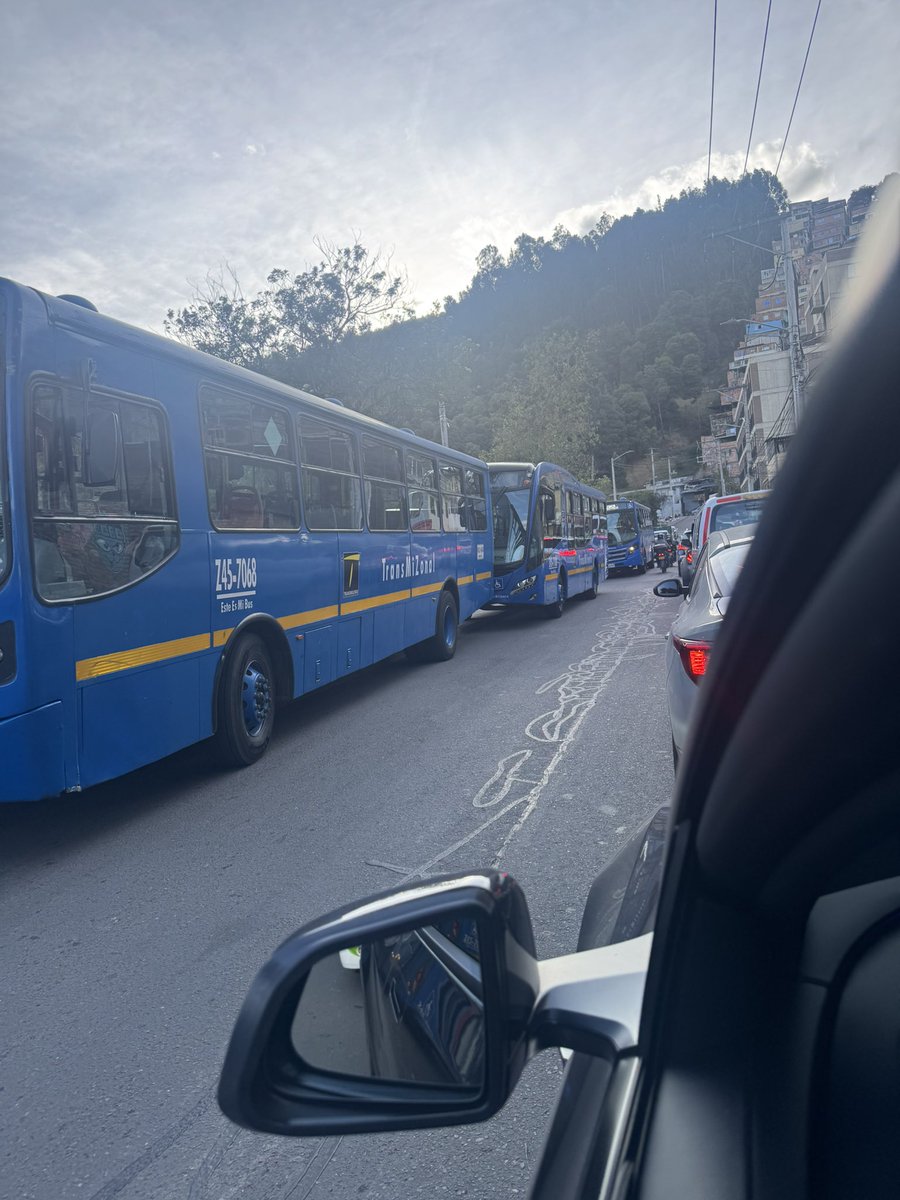 jcarvajald's tweet photo. Buses azules se toman la calle 193 generando un trancon hacia y desde la cra 7a @BogotaTransito @TransMilenio @CarlosFGalan es una n poco absurdo que tomen calles de estacionamiento y afectando el tráfico. https://t.co/pyPWBaILWU