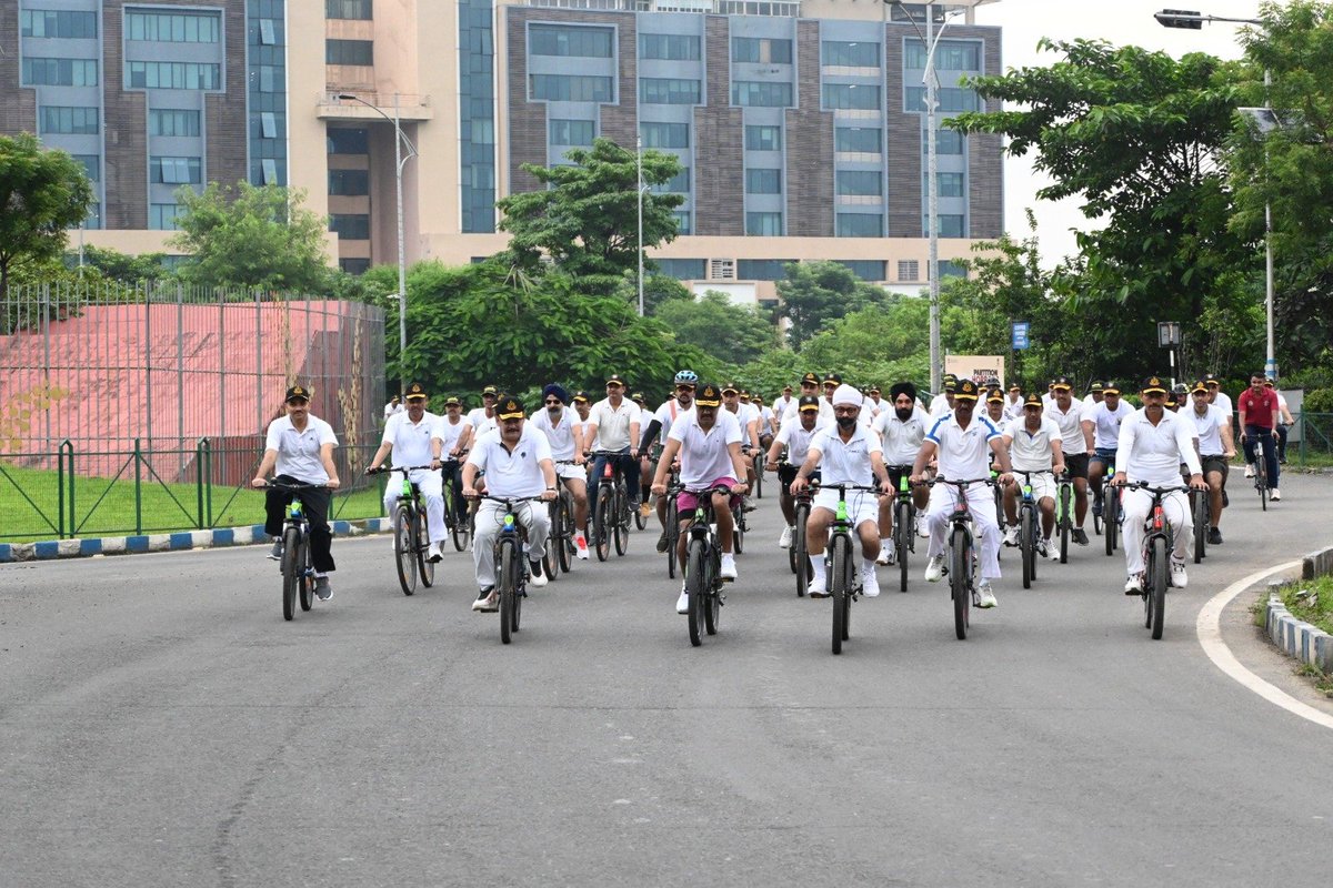 SinghBuchi52523's tweet photo. 🇮🇳 BSF South Bengal Frontier celebrates #InternationalYouthDay with a 15-km Cycle Rally, promoting fitness, unity and environmental awareness among youth.

#BSF #SouthBengalFrontier #YouthPower #FitIndia #NationBuilding #JaiHind #Priyadarshan
आजम खान
#RaviKishan https://t.co/NLRYWiTdwH