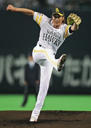 M_MartinDrake's tweet photo. 過去に新庄剛志さんがソフトバンク、五十嵐亮太さんが日ハムのユニフォームでした始球式は、面白いエンタメとして受け入れられていた印象。時代的にSNSの反応が過熱しやすいのもあるのかな。何より投げた当事者が楽しんでいるのに、周りのファンが文句を言うのは違和感ある。粋な演出として楽しもう。 https://t.co/0rJe9slW0n