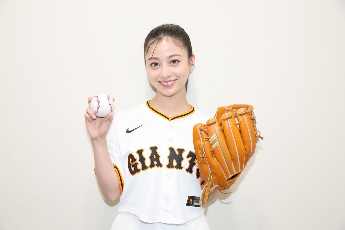 oricon's tweet photo. 橋本環奈、始球式に登板⚾️
直前練習で巨人・田中瑛斗が絶賛
⠀
「投げ方がきれいです❗️」→ノーバンならず
「悔しいです…」💧
https://t.co/n1Yr4hPTm3 https://t.co/vqlYltECNh