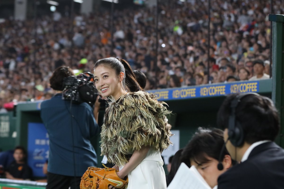 oricon's tweet photo. 橋本環奈、始球式に登板⚾️
直前練習で巨人・田中瑛斗が絶賛
⠀
「投げ方がきれいです❗️」→ノーバンならず
「悔しいです…」💧
https://t.co/n1Yr4hPTm3 https://t.co/vqlYltECNh