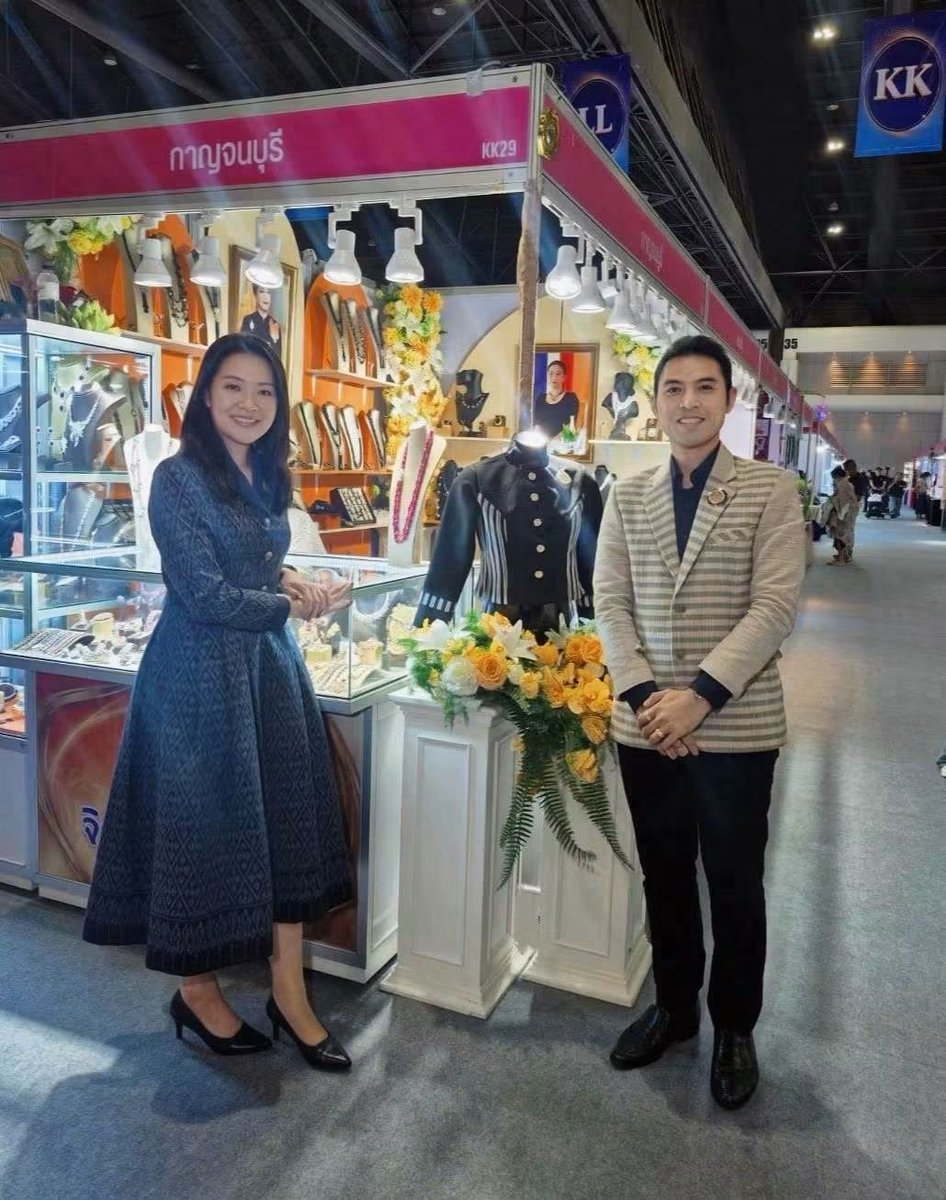 kkat_st's tweet photo. ; "ท่าน ธีรรัตน์ สำเร็จวาณิชย์ (สส.อิ่ม)
อดีต รมช.กระทรวงมหาดไทย  
เยี่ยมชมผลิตภัณฑ์ บูท 💎 จิรภา จิวเวลรี่💎
ในงาน OTOP ศิลปาชีพ 2569
#กรมการพัฒนาชุมชน #สสอิ่ม #ธีรรัตน์"
.
📷 : FB.จิรภา จิวเวลรี่ Jirapa Jewelry 🥰 https://t.co/ic12nfhP3o