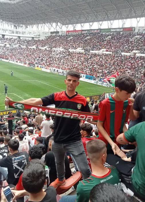 _deLo47_'s tweet photo. @hidayetakboga21 Güney kale arkasındayız 💚♥️👊🏿 https://t.co/ATXBrBiWUH