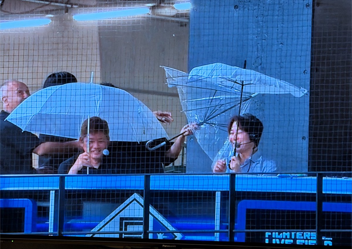 2017JGPSFC's tweet photo. 雨降るエスコン
実況と解説の扱いの違いたるや🤣 https://t.co/EXAlqpEErU