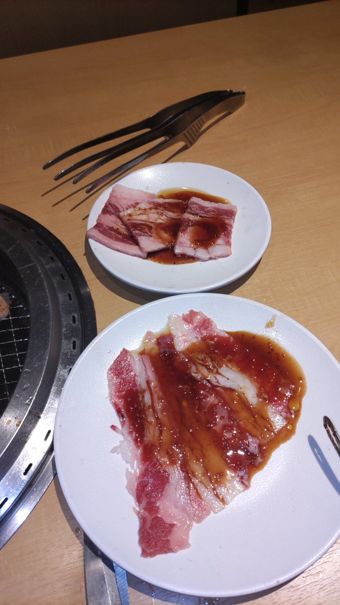 dekadekameron1's tweet photo. #浜松　#ばんごはん
#焼肉きんぐ　#ランチ
#飯テロ　@農業

🌈久々の焼肉☘🥩、ｳﾏｧ~　馬〜🐴

☘️胃にしみる〜😆

🍺ビールを半分飲んで
焼肉に全集中したら
ビールを下げられました😰

☘️二度見三度見しても視界にない💦

☘️店員さんに伝えたら
代わりの１杯をくださり
神対応　👍

ありがと〜🤣 https://t.co/0LfENwJNDc