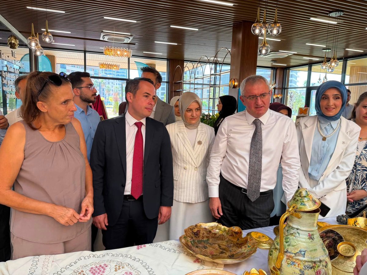 akkadiniskendrn's tweet photo. TÜGVA Hatay İl Temsilciliği bünyesinde düzenlenen Hünerhane Sergisi’nin açılış törenine katıldık. 🎨✨

El emeğinin, sabrın ve estetiğin harmanlandığı bu özel sergide, her biri birbirinden kıymetli çalışmaları yakından inceleme fırsatı bulduk. https://t.co/FbSFNKmwLg