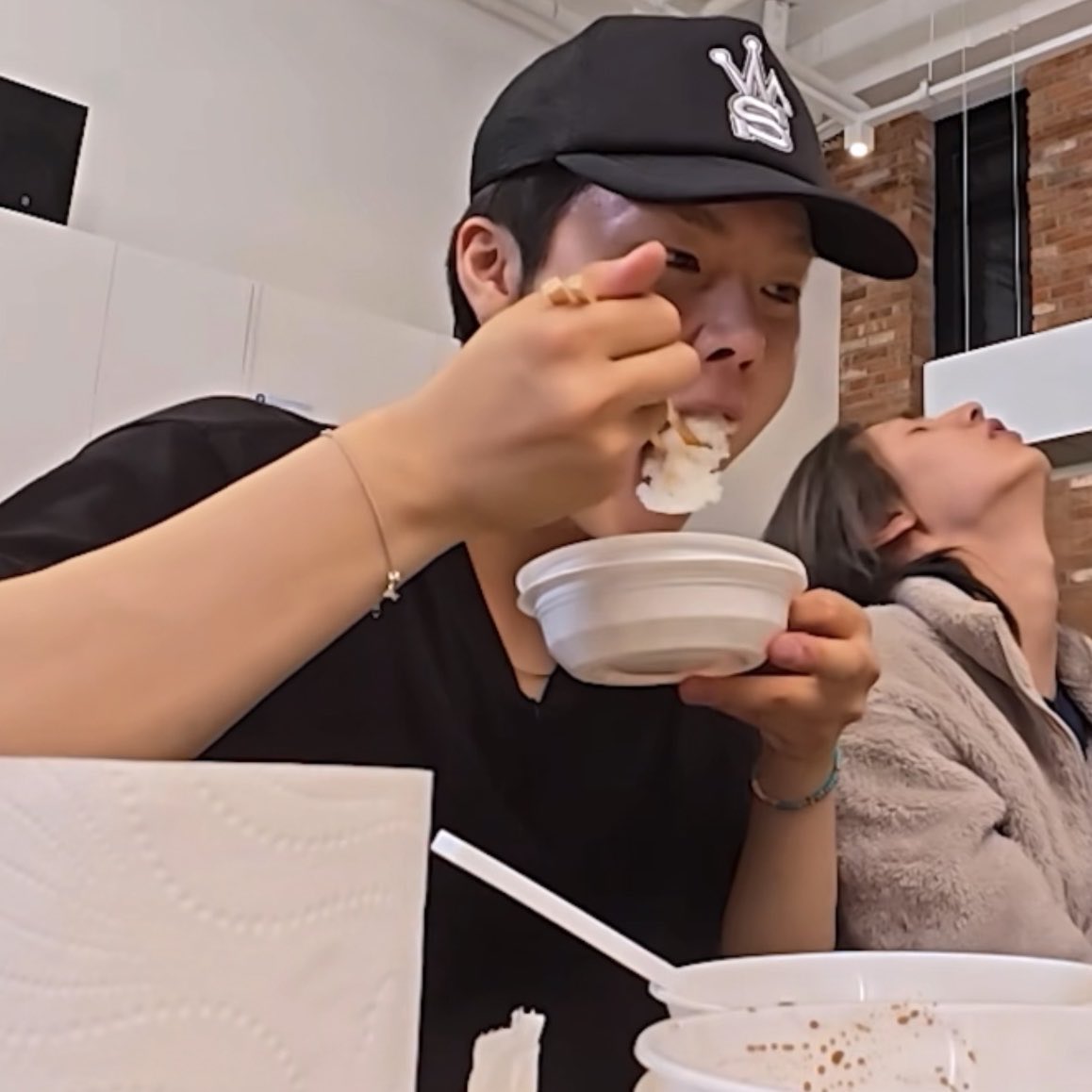 manchantonight's tweet photo. @Zzuri_90 이제 집에 왔어요.. 나 너무 힘들었다… 만찬 닉값하러 갈거에요 끝내주는 저녁식사를 해버릴 예정.. 쯔리님도 오늘 하루 수고했어여 ♡ https://t.co/KDPWRLVWDq