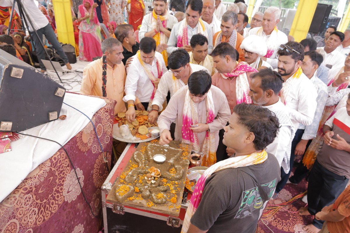 onlineKailash's tweet photo. इस धर्ममय और सुंदर आयोजन के लिए जगदीश जी एवं समस्त परिवार का बहुत-बहुत धन्यवाद एवं आभार।

भगवान श्री कृष्ण की कृपा सभी पर बनी रहे।

#ShrimadBhagwatKatha #BhagwatKatha https://t.co/X0jAMgWaMB
