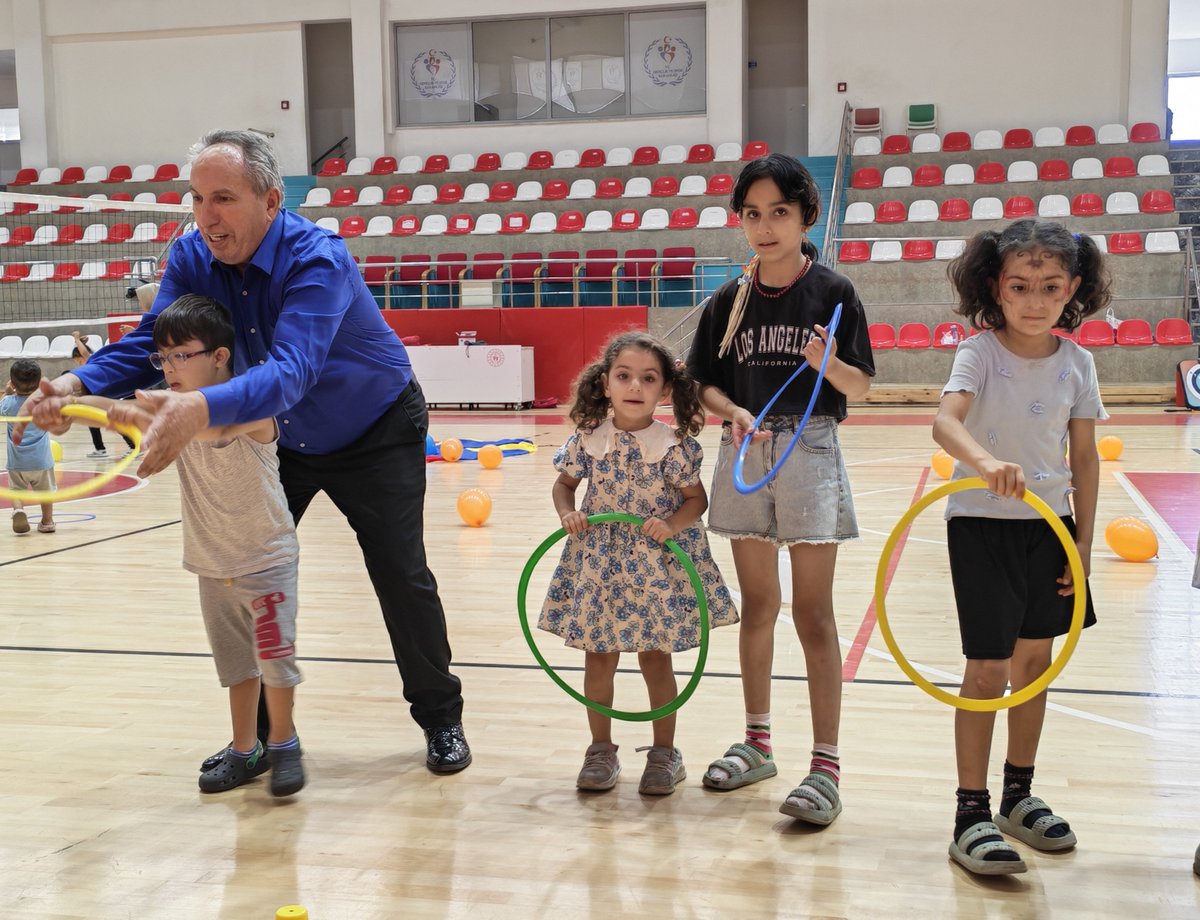 MuratBabaolu9's tweet photo. Gençlik ve Spor Bakanlığımız
.          “MUTLU ÇARŞAMBALAR"
Projesi kapsamında Tuba Yakan Spor Salonumuzda   gençlik liderlerimiz ve antrenörlerimiz nezaretinde ilçemizdeki Özel Çocuklarımız  ile Sportif Faaliyetler ve Eğitsel Oyun etkinlikleri gerçekleştirdik https://t.co/rVf4z1lSEW