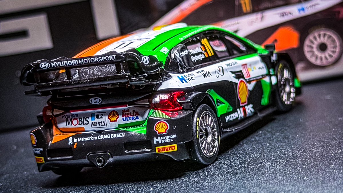 Legacy_BL_jun's tweet photo. #ForCraig #WRC
【亡き仲間であり、ライバルであり、そして友に捧げる渾身の走り】
今回は
MINI GT 1/64 Hyundai i20 N Rally1 #11 2023 Rally Croatia Power Stage Winner
Thierry Neuville - Martijn Wydaeghe
東欧クロアチアで開催されるWRCはトリッキーな中高速ターマックラリーとして人気で、今年は我らが日本、勝田貴元選手が前戦サファリからのWRC連勝を成し遂げたファンにとっても印象に残るラリーです。
ですが、3年前に開催された同ラリーもファン、関係者含め忘れることができない出来事がありました。
ラリー開催の前週にプレイベントテストに参加していた当時ヒョンデのドライバーだったアイルランド出身のクレイグ・ブリーン選手が走行中のアクシデントで帰らぬ人となってしまいました。
ヒョンデはこの悲痛な出来事に一時ラリー撤退も検討しましたが、関係者と遺族との協議をし、クレイグのラリーへのひたむきな情熱を称え参加を決定、2台のi20 N Rally1にはアイルランドの国旗🇮🇪の色を象徴するトリビュートカラーが施されました。
モデルはその時のクレイグのチームメイトでヒョンデ不動のエースドライバーである''ベルジャン'' ティエリー・ヌービル / マルティン・ヴィダグのマシンです。