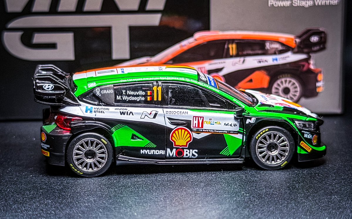 Legacy_BL_jun's tweet photo. #ForCraig #WRC
【亡き仲間であり、ライバルであり、そして友に捧げる渾身の走り】
今回は
MINI GT 1/64 Hyundai i20 N Rally1 #11 2023 Rally Croatia Power Stage Winner
Thierry Neuville - Martijn Wydaeghe
東欧クロアチアで開催されるWRCはトリッキーな中高速ターマックラリーとして人気で、今年は我らが日本、勝田貴元選手が前戦サファリからのWRC連勝を成し遂げたファンにとっても印象に残るラリーです。
ですが、3年前に開催された同ラリーもファン、関係者含め忘れることができない出来事がありました。
ラリー開催の前週にプレイベントテストに参加していた当時ヒョンデのドライバーだったアイルランド出身のクレイグ・ブリーン選手が走行中のアクシデントで帰らぬ人となってしまいました。
ヒョンデはこの悲痛な出来事に一時ラリー撤退も検討しましたが、関係者と遺族との協議をし、クレイグのラリーへのひたむきな情熱を称え参加を決定、2台のi20 N Rally1にはアイルランドの国旗🇮🇪の色を象徴するトリビュートカラーが施されました。
モデルはその時のクレイグのチームメイトでヒョンデ不動のエースドライバーである''ベルジャン'' ティエリー・ヌービル / マルティン・ヴィダグのマシンです。