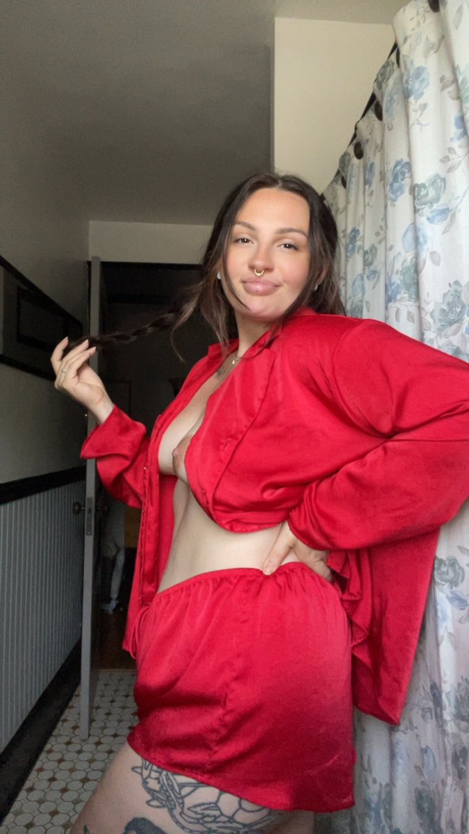 queenbskingdom's tweet photo. A good MILF morning  to you daddy #hotmom #milf #morning https://t.co/342r0m1bH1