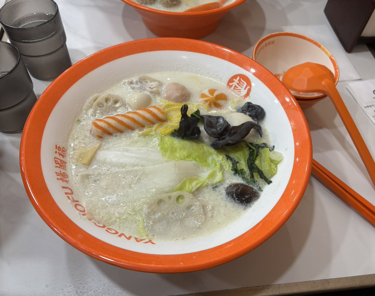 otodesu_ttky's tweet photo. ちゃんと本物食べてみたいと思って
麻辣湯食べに行ったら
バカデカ白菜そのまま煮込まれて出てきて
これがTwitterの爆美女たちが食べてる麻辣湯ってやつか…って思ってたら私だけ刻むの忘れられてただけっぽい⤵️🌀 https://t.co/KSOE8WnlSq