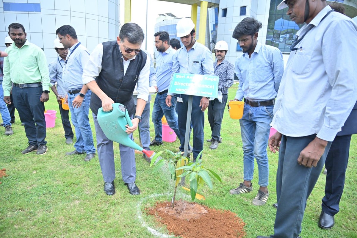NMDCSteelLtd's tweet photo. This initiative strengthens NSL’s green cover, makes effective use of available land, resources and enhances landscape look. A meaningful step towards a more self-reliant and sustainable workplace.
#NSL #Sustainability #Horticulture #GreenInitiative #EmployeeEmpowerment https://t.co/ueqchrzire