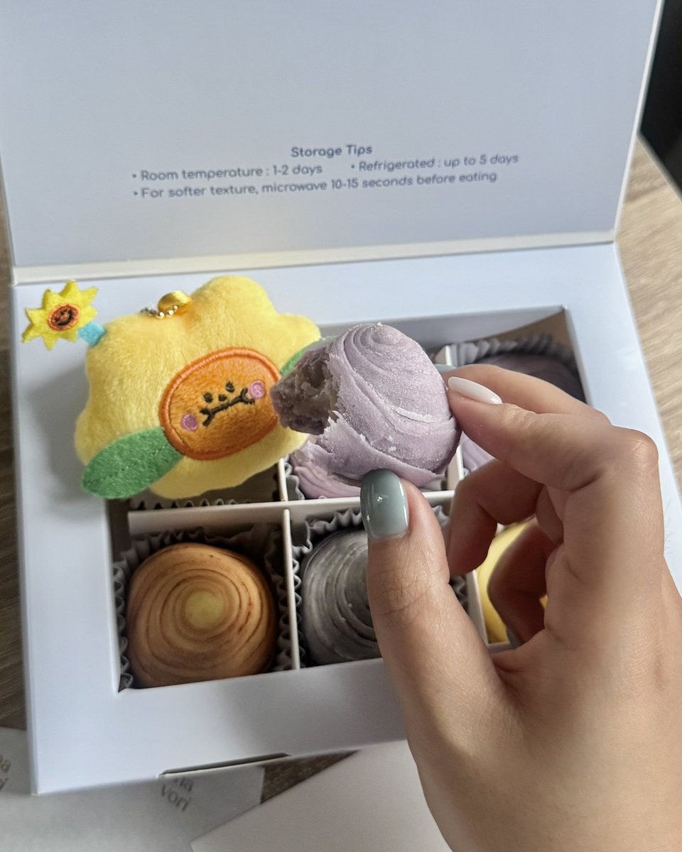 willippie's tweet photo. #NAVORI #NAVORIBKK

เป็นย่ายายคนปีแรก หลานแกเอาขนมมาสวัสดีวันแม่🥺🤍 ขอให้ดีดีโตไปเป็นเด็กดีของป๊ากับแด๊ดแล้วก็ย่าๆยายๆน้าค้าบ ยายจะเลี้ยงหนูด้วย navori ไปจนอ้วมเล้ยยย 👩🏼‍🍼🍼

ขนมอร่อยเหมือนเดิม กล่องน่ารักมากกกก ใจเจ็บ i-i อยากได้ไอเดียว่าจะเอากล่องไปทำอะไรต่อดีคะ อยากเก็บไว้🤏🏼 https://t.co/Cbn2cyWgIe