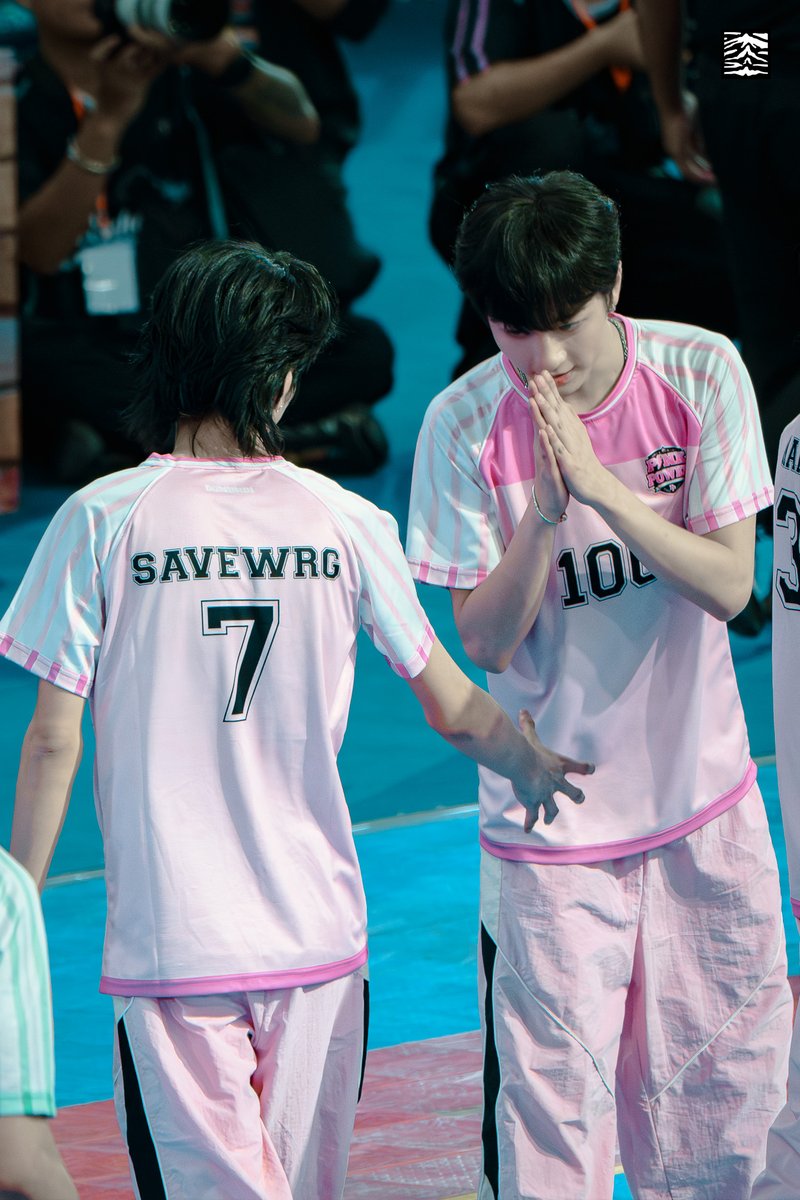similandoi's tweet photo. เหมือนโตมาจากโรงเรียนเดียวกัน น้องไหว้พี่จกพุง🥹

#AuauSave
#DMDSportsDay2026 https://t.co/nHuVh8BpoN