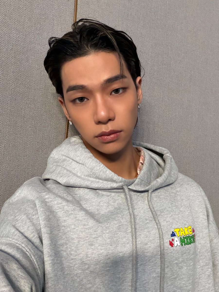 ALLDAY_PROJECT's tweet photo. [📸] 260812 #TO_DAY

Netflix Korea 대체 등산을 왜 하는 건데?
제작발표회 &amp; 무대인사 ⛰️

#ALLDAYPROJECT #ADP #올데이프로젝트
#TARZZAN #타잔
#THEBLACKLABEL #더블랙레이블 https://t.co/Bf2E5J3e9N