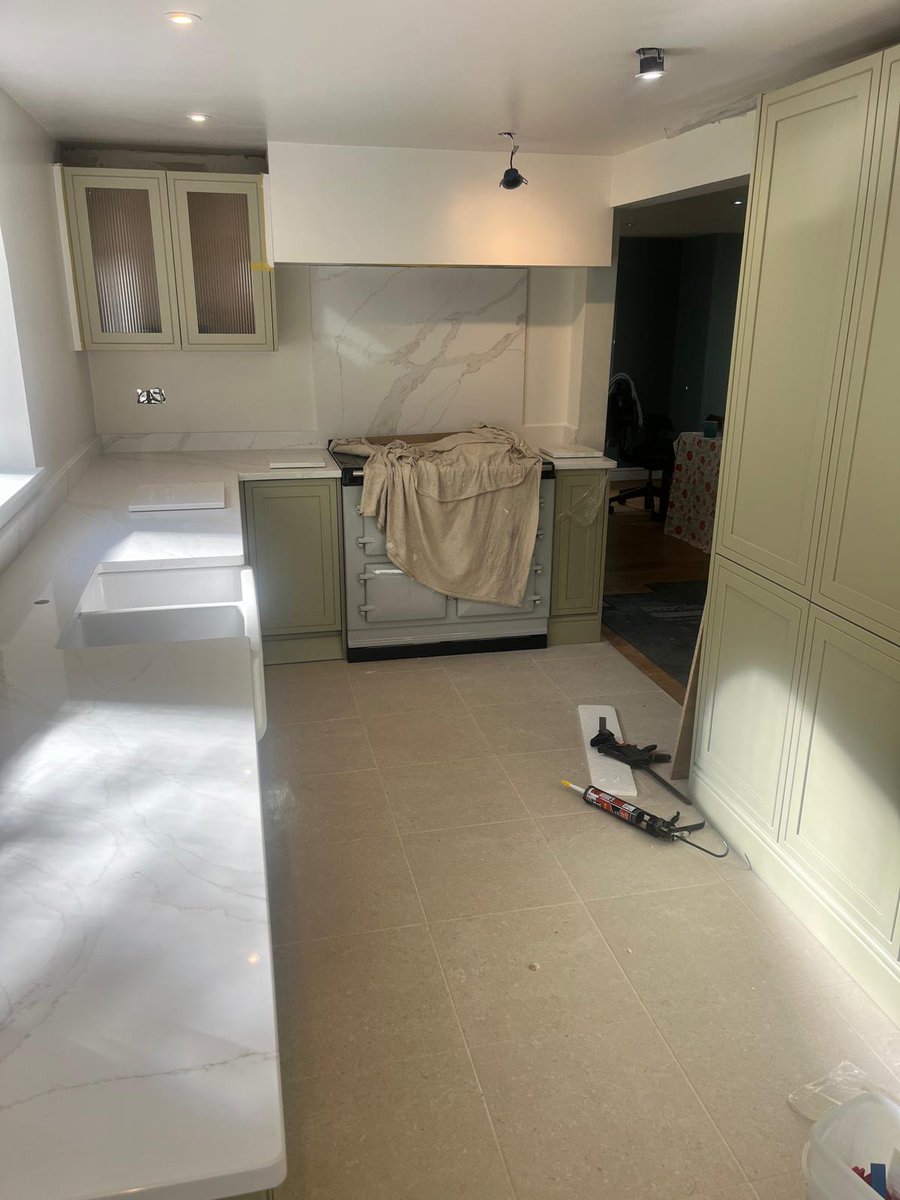 CheshireMarble's tweet photo. Qstone Calacatta Oro worktops with mitred breakfast bar waterfall end panel, upstands and splashbacks, pantry tops and window sills, fitted in Stoke #homeimprovement #kitchenideas #quartzworktops #worktopscheshire #quartzworktop #kitchenworktops https://t.co/3jUfIHHOtz