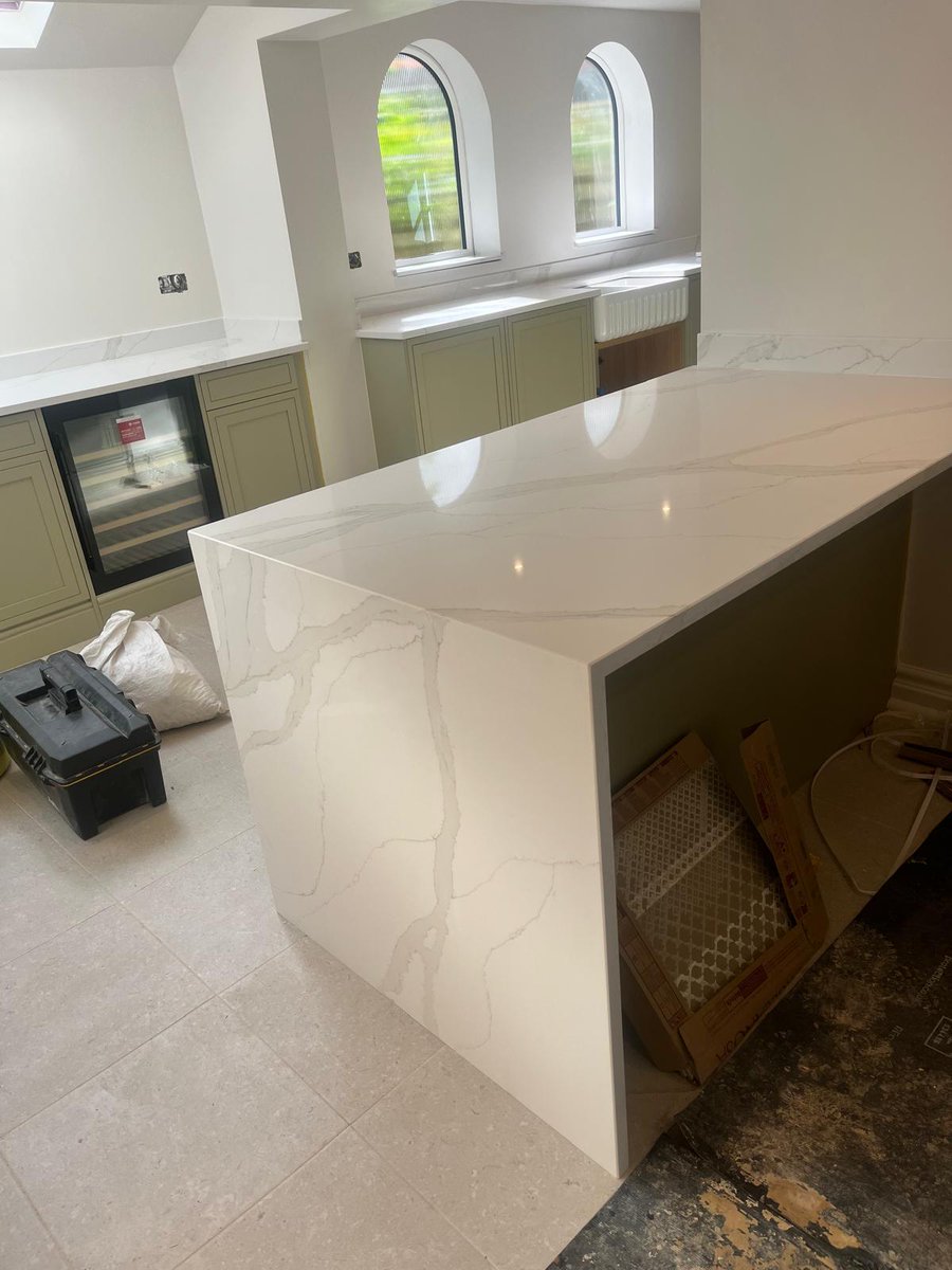 CheshireMarble's tweet photo. Qstone Calacatta Oro worktops with mitred breakfast bar waterfall end panel, upstands and splashbacks, pantry tops and window sills, fitted in Stoke #homeimprovement #kitchenideas #quartzworktops #worktopscheshire #quartzworktop #kitchenworktops https://t.co/3jUfIHHOtz