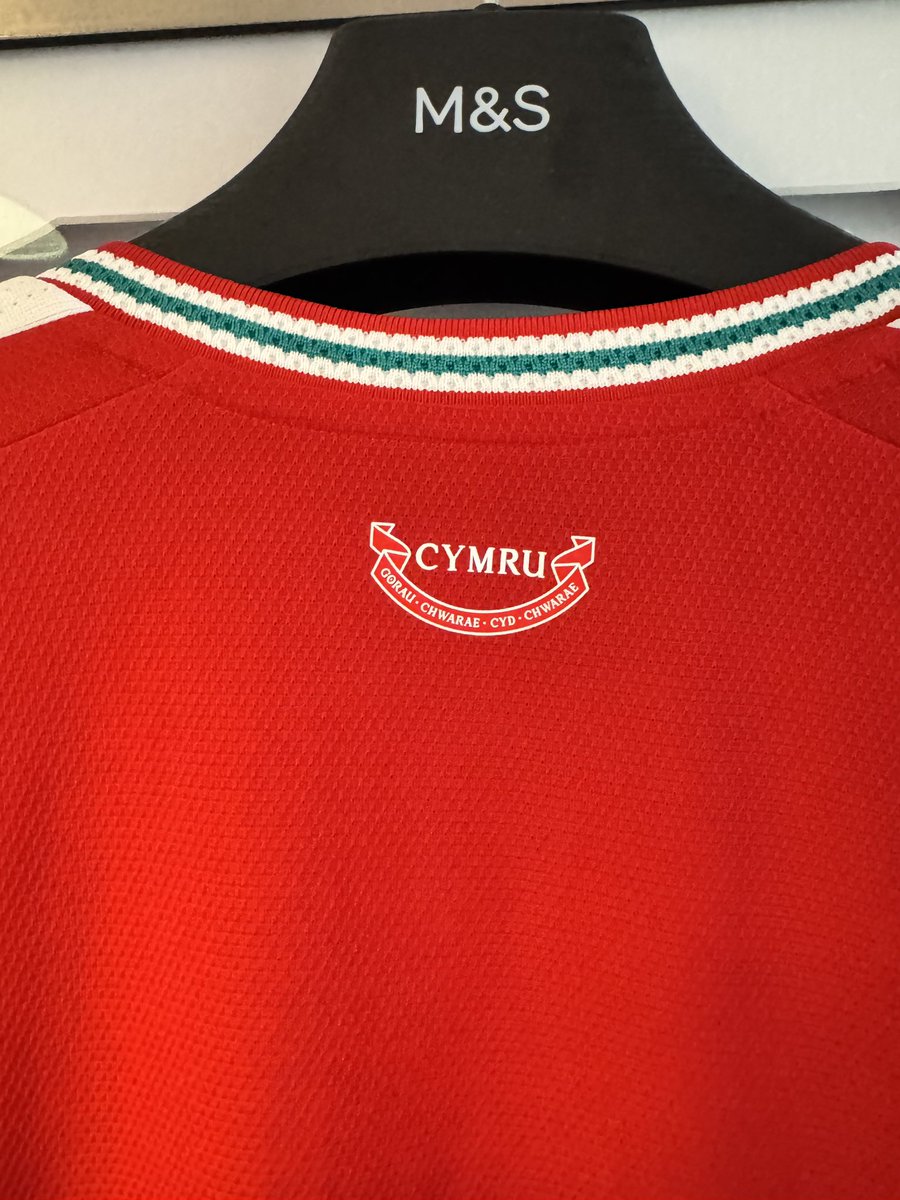 mikeontheninian's tweet photo. @CasualFootShirt @vintedUK Yet they removed this for being counterfeit this week. Classic https://t.co/Ul3mHsLGIn