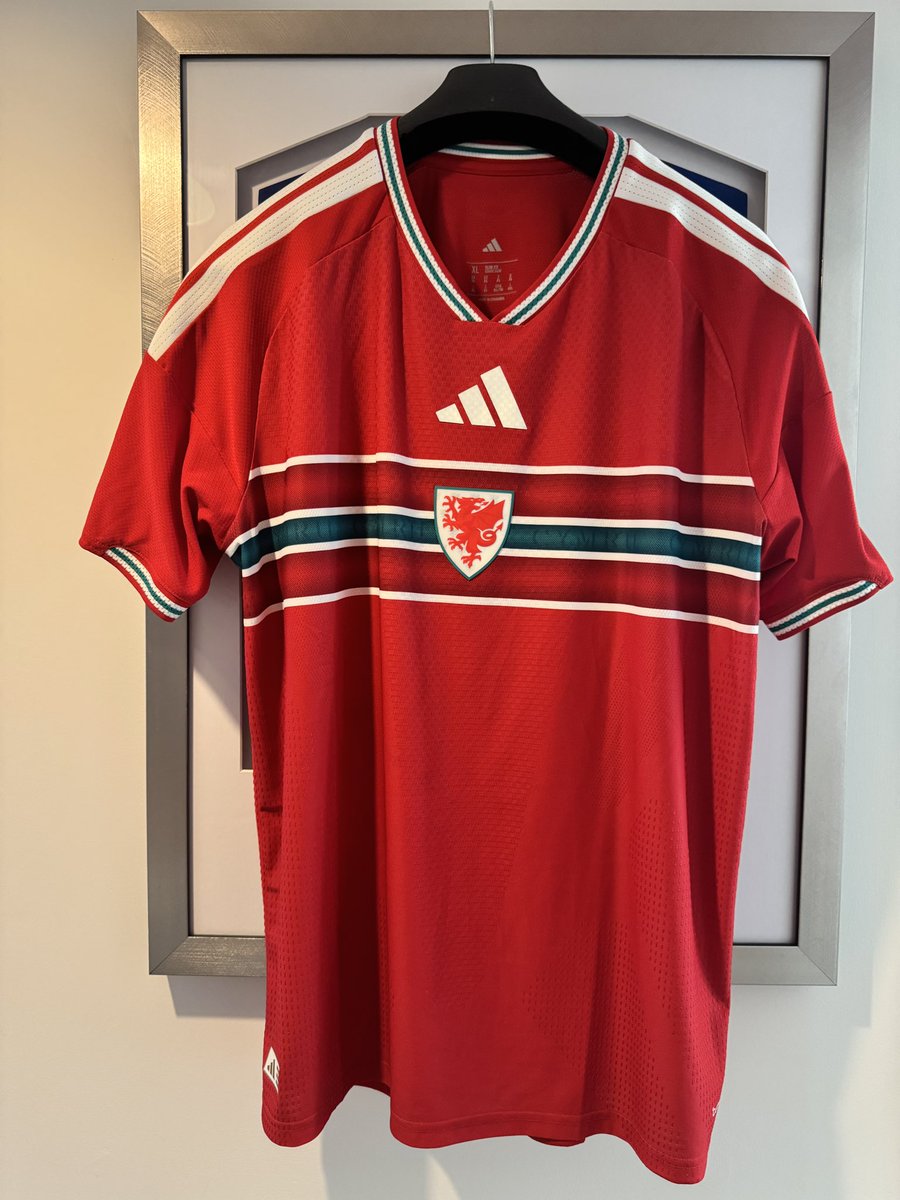 mikeontheninian's tweet photo. @CasualFootShirt @vintedUK Yet they removed this for being counterfeit this week. Classic https://t.co/Ul3mHsLGIn