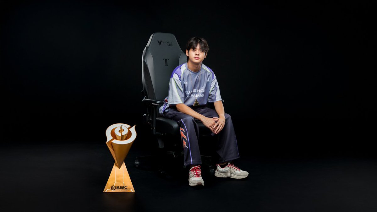 EWC_EN's tweet photo. New champions have been crowned.

They take their rightful place on the @secretlabchairs TITAN Evo. https://t.co/Uw0DU4zXX1