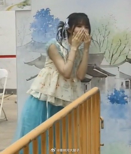 shushuwuwu's tweet photo. at today's handshake there was some kid fan who got caught by their parents and it became total chaos with yelling. not only fans but the xox were also kepo with what was going on 😭 https://t.co/mrdaNlFq6x