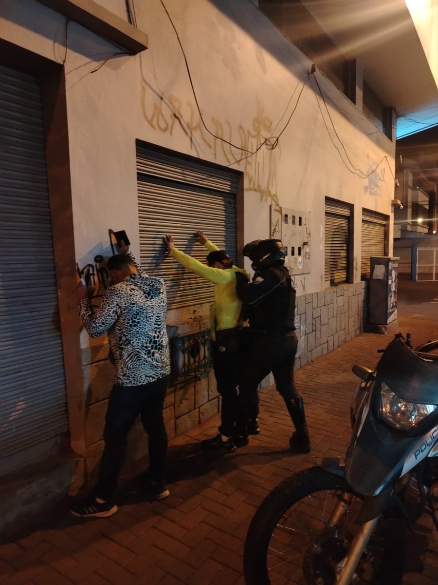 xbermudezlec's tweet photo. ¡Seguimos firmes por la seguridad de #Cuenca!

Las operaciones #Tornado continúan en el Distrito #CuencaNorte, donde nuestros policías intervienen sectores como Barrial Blanco, Nueve de Octubre, Cinco Esquinas, Rafael María Arizaga y Tomás Ordóñez.

Se realizaron registros a personas, controles preventivos y acciones frente a quienes registran antecedentes penales, además del decomiso de sustancias sujetas a fiscalización.

La presencia policial se mantiene activa para prevenir el delito y fortalecer la seguridad en nuestros barrios.