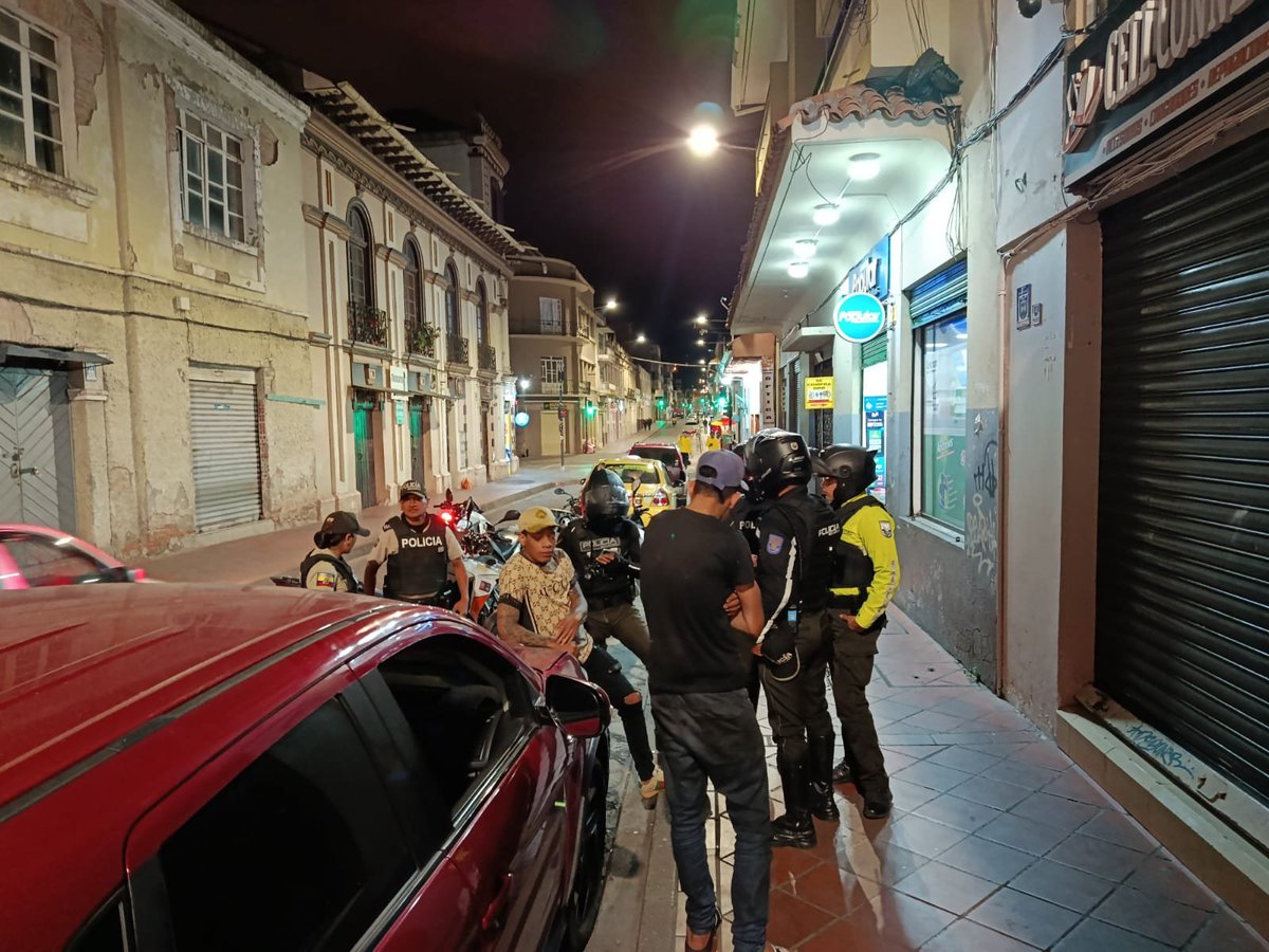 xbermudezlec's tweet photo. ¡Seguimos firmes por la seguridad de #Cuenca!

Las operaciones #Tornado continúan en el Distrito #CuencaNorte, donde nuestros policías intervienen sectores como Barrial Blanco, Nueve de Octubre, Cinco Esquinas, Rafael María Arizaga y Tomás Ordóñez.

Se realizaron registros a personas, controles preventivos y acciones frente a quienes registran antecedentes penales, además del decomiso de sustancias sujetas a fiscalización.

La presencia policial se mantiene activa para prevenir el delito y fortalecer la seguridad en nuestros barrios.