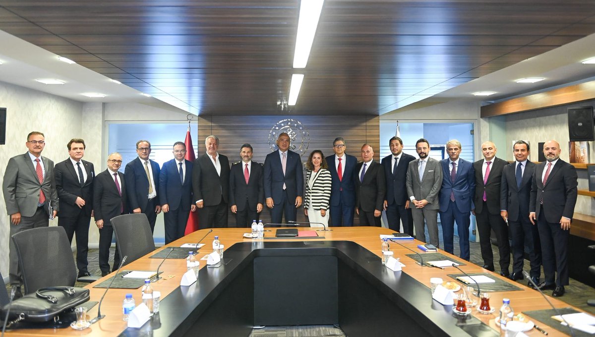MehmetNuriErsoy's tweet photo. Hizmet İhracatçıları Birliği Yönetim Kurulu üyelerini Bakanlığımızda ağırladık.

Turizmden ulaştırmaya, eğitimden sağlığa, yazılım ve iletişim teknolojilerinden dizi ve sinema sektör��ne kadar hizmet ihracatımızın farklı alanlarındaki gelişmeleri kapsamlı şekilde ele aldık.

Türkiye’nin hizmet ihracatındaki güçlü konumunu daha da ileri taşıyacak adımlar, sektörlerimizin uluslararası rekabet gücünü artıracak çalışmalar ve yeni iş birliği imkânları üzerine görüş alışverişinde bulunduk.

Ülkemizin ihracat hedeflerine yüksek katma değerli hizmetlerle katkı sunan Birlik yönetimine nazik ziyaretleri ve kıymetli değerlendirmeleri için teşekkür ediyorum.