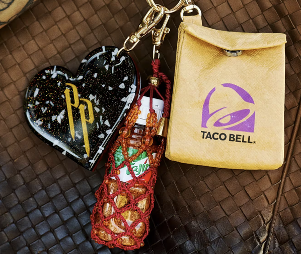 thedealsguy_'s tweet photo. FREE TACO BELL x TAJÍN BAG CHARMS 🌶️

Taco Bell x Peso Pluma collab is dropping August 18 

400 sets drop for Taco Bell Rewards members in-app

Limited Edition. Like. Be ready! No purchase necessary. https://t.co/JCgTpr8qSf