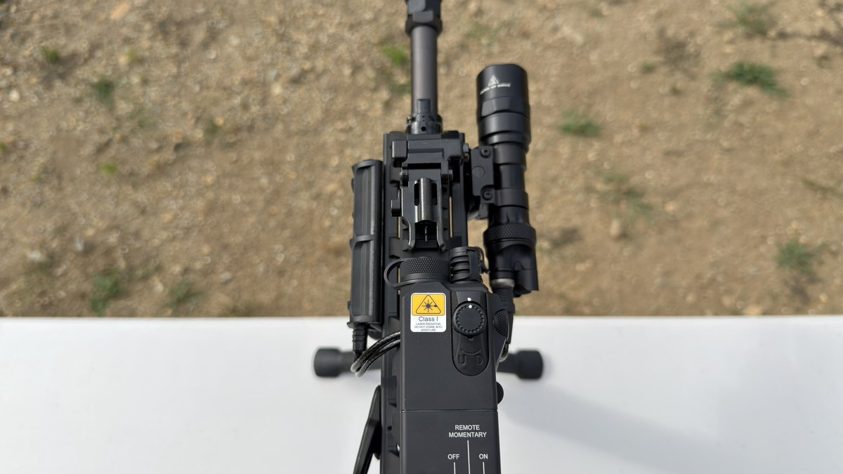 115fov's tweet photo. 20式のM-LOKレール、他社製品と比べてかなり薄く、スイッチを横に装着した時の違いが顕著。日本人向けに作られてるってことなのかなぁ。 https://t.co/i3DlDLjlDx