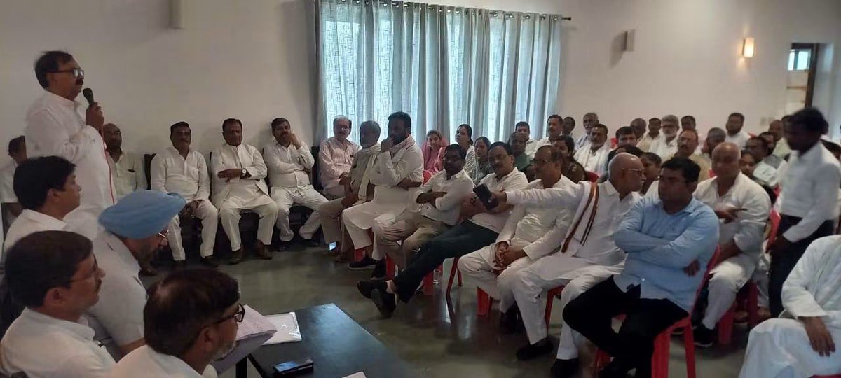 kuljitnagra1's tweet photo. आज ‘संगठन सृजन अभियान’ के तहत  भुएमऊ गेस्ट हाउस, जिला रायबरेली में जिला कांग्रेस कमेटी, ब्लॉक अध्यक्षों, AICC सदस्यों, सांसदों, पूर्व सांसदों, विधायकों, पूर्व विधायकों, PCC सदस्यों एवं पदाधिकारियों तथा जिले के सभी वरिष्ठ कांग्रेस नेताओं के साथ महत्वपूर्ण बैठक हुई।

यह अभियान केवल संगठन के विस्तार का कार्यक्रम नहीं, बल्कि कांग्रेस को बूथ स्तर तक मजबूत, सक्रिय और जन-जन से जोड़ने का संकल्प है।

कांग्रेस की सबसे बड़ी ताकत उसके समर्पित कार्यकर्ता हैं। हमारा लक्ष्य है कि संगठन को गांव-गांव, बूथ-बूथ तक मजबूत किया जाए और हर नागरिक तक संविधान, लोकतंत्र, सामाजिक न्याय और जनहित की कांग्रेस की आवाज़ पहुंचाई जाए।

आज की बैठक में संगठन को और अधिक प्रभावी बनाने, जमीनी स्तर पर कार्यकर्ताओं को सक्रिय करने और जनता के मुद्दों को मजबूती से उठाने को लेकर विस्तृत चर्चा हुई।

मजबूत संगठन ही मजबूत कांग्रेस की नींव है।

एकजुटता, संघर्ष और संकल्प के साथ कांग्रेस को और मजबूत करेंगे। 

@RahulGandhi 
@INCIndia 
@INCUttarPradesh 
@kashikirai 
@varunchoudhary2 
@Sanjeevaryamla 
@abdulhannanaicc 
@duttabhishek 
@AdvRajendraPal 
@KLSharmaINC 
@KunalChoudhary_ 
@DrAmarSinghINC 
@pramodtiwari700 
@aradhanam7000 
@kharge 
@kcvenugopalmp