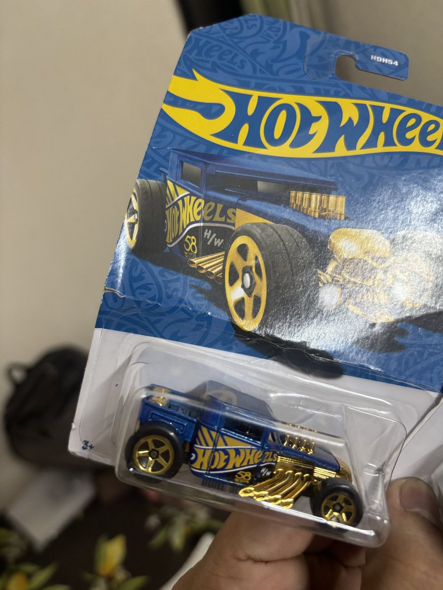 Shobhit_19's tweet photo. Pathetic experience with @Hamleys_India. Ordered Hot Wheels 56 Years Pearl &amp; Chrome, but received 58 Years after 5 days. False/misleading product representation + bad packaging. Customer care has kept me on hold for almost an hour. Still waiting for help! https://t.co/e8zXjS3OOV
