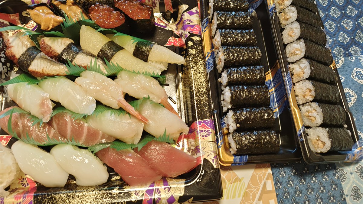 Hisamaru16's tweet photo. きときとな回転寿司屋で久々テイクアウトしました。
15時受け取りで店舗に行ったけどすごく混んでた！
待ち人多数…
みんな何ご飯なんだろう？
ランチ+ディナーでランナー？
#きときと寿司
#寿司といえば富山 https://t.co/C2TZBCJ9E0