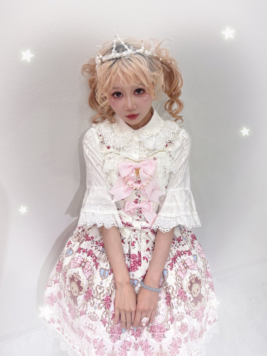 souffle0602's tweet photo. ロリータに出会って人生が変わった✨
大事な日も、自分にとってキラキラした特別な瞬間も、いつもベイビーのお洋服と一緒だった💕
いつも最高に可愛いお洋服を作ってくださるデザイナーさんたちに感謝🥹

手作りのティアラめっちゃ褒められた👑
綺麗に立たせるために1時間頑張ってよかった笑 https://t.co/FE76ZMRsRl