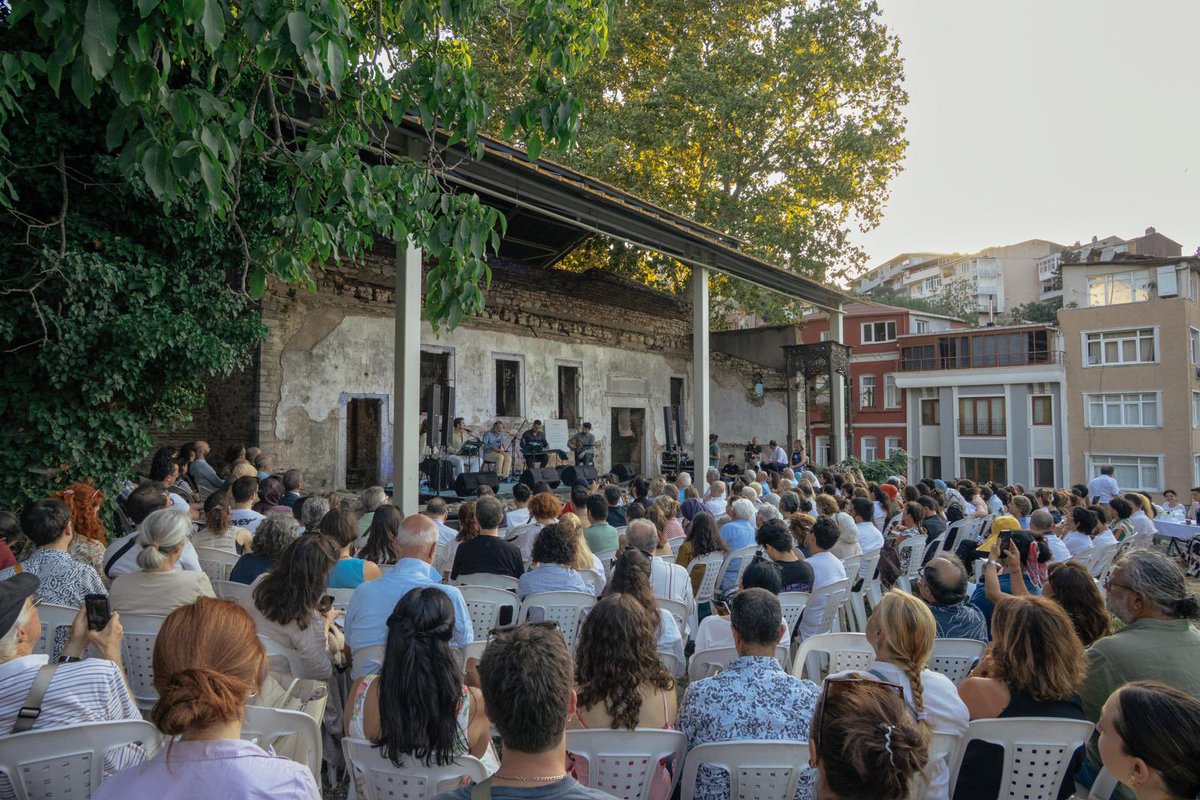 lakivingas's tweet photo. Fener semtinin tarihî dokusuna yakışır bir anlayışla, İstanbul’un ortak hafızasına ve kültürel mirasına duyduğumuz derin saygının bir ifadesi olarak düzenlediğimiz Dimitri Kandemir Konseri’ne gösterilen ilgi ve verilen destek için herkese  teşekkür ederiz. #vlahsaray #paramythia https://t.co/tFL3ugxkyk